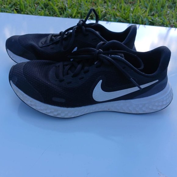 Nike Revolution size 5.5 Black White Grade School Shoes - Picture 1 of 9